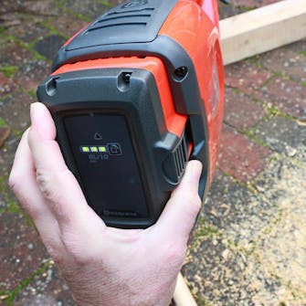 Oksasaha testi: Akussa oleva varaustilan merkkivalo kertoo, kuinka paljon akussa on virtaa Oksasaha testi: Akussa oleva varaustilan merkkivalo kertoo, kuinka paljon akussa on virtaa